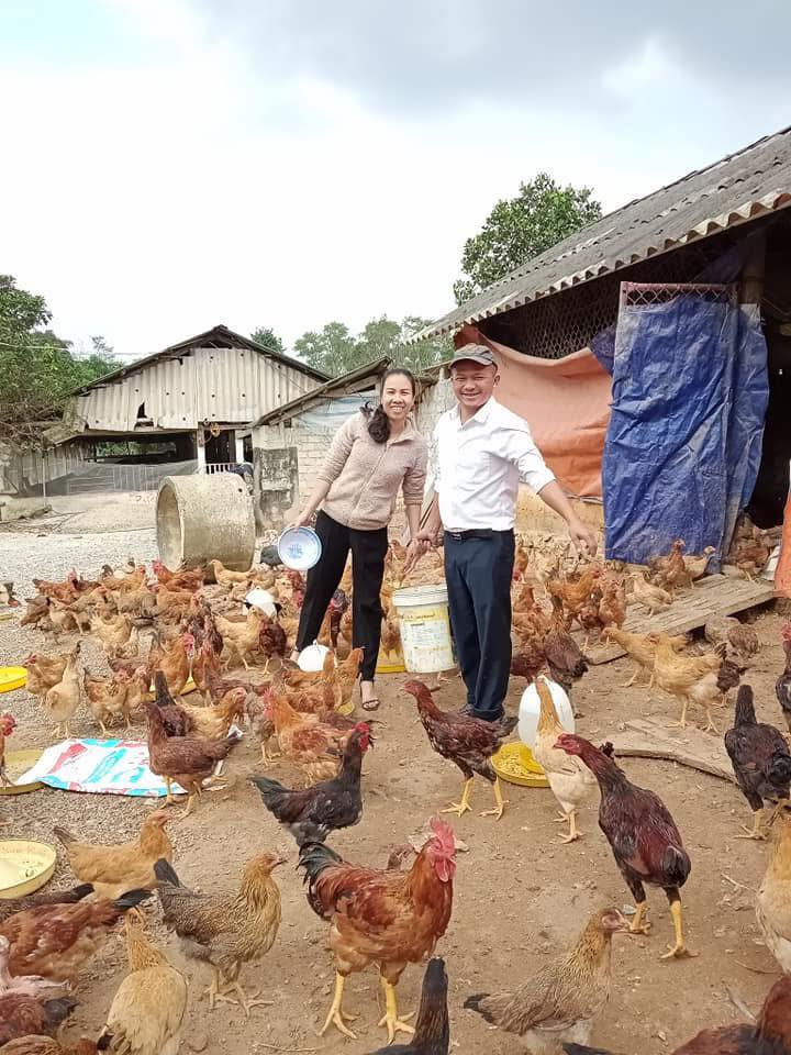Hùng cùng bà con nuôi gà